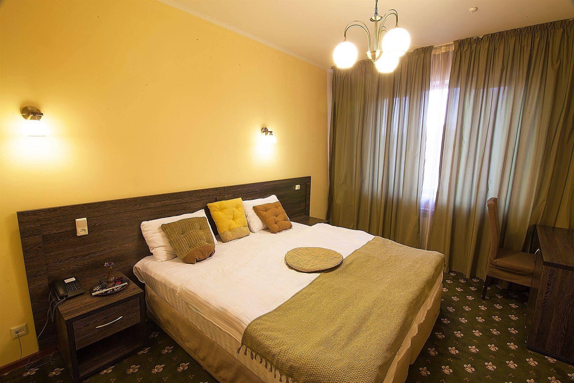 Golden Palace Hotel Almaty Exterior foto